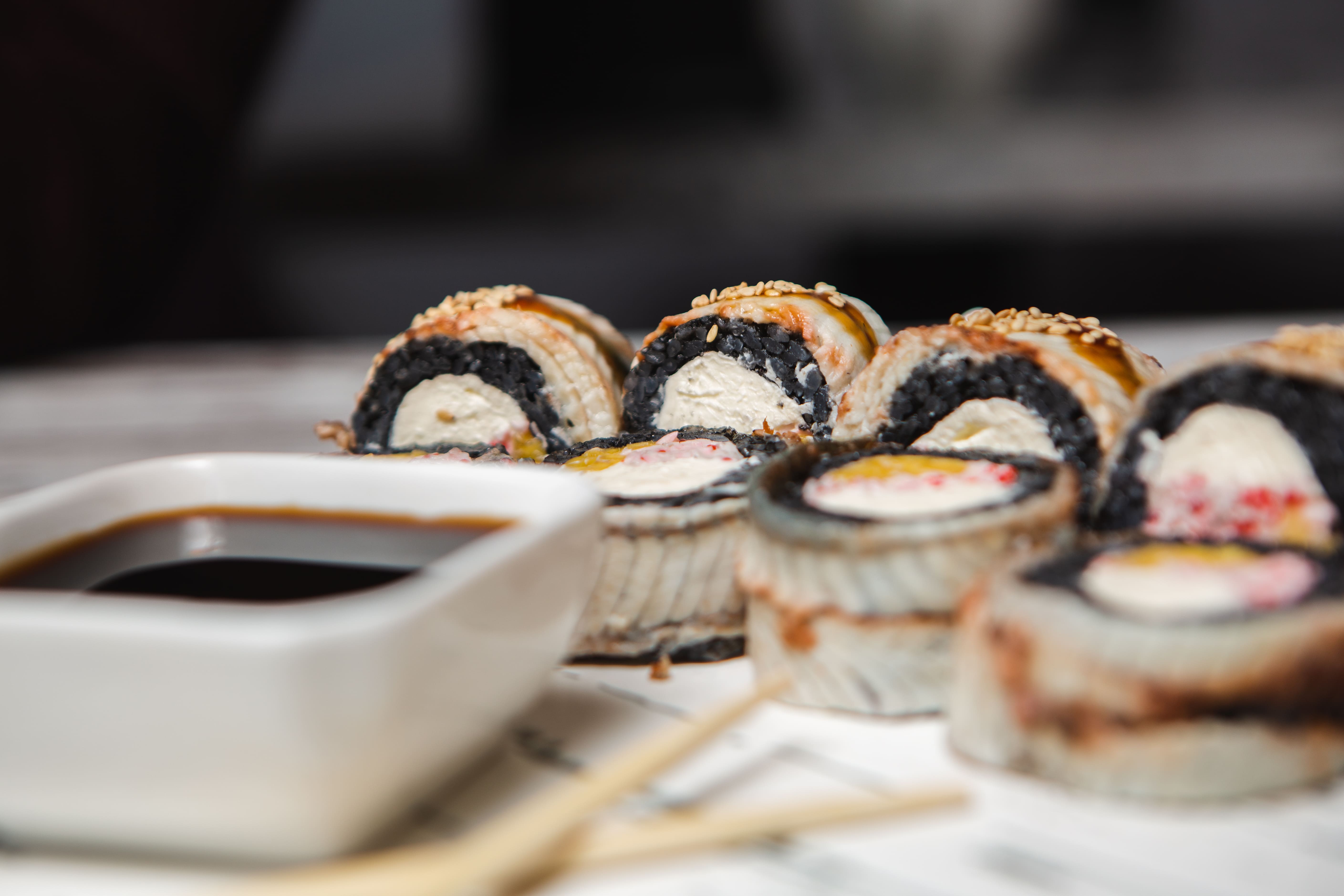 Сколько времени суши могут лежать в холодильнике после приготовления? фото9